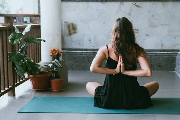 Comment le yoga facial peut-il contribuer à une meilleure estime de soi et indirectement à la perte de poids ?