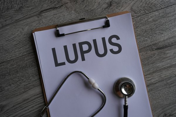 Quels sont les défis et solutions pour la prise en charge des patients atteints de lupus néonatal?